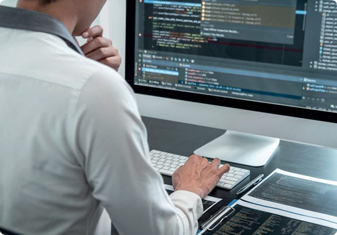 Un développeur devant des écrans de code